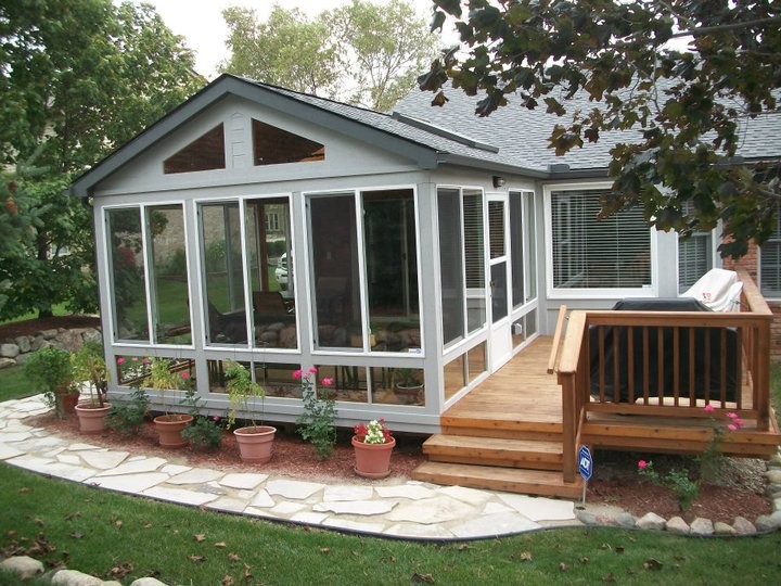 Mid-sized traditional sunroom in Detroit.