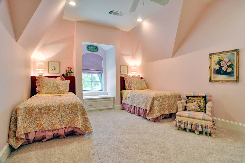 Example of a transitional home design design in Dallas