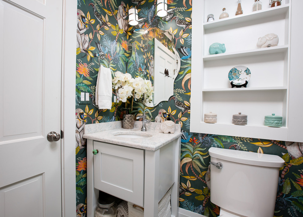 Источник вдохновения для домашнего уюта: маленькая детская ванная комната в стиле фьюжн с фасадами в стиле шейкер, белыми фасадами, ванной в нише, раздельным унитазом, синей плиткой, плиткой мозаикой, разноцветными стенами, полом из керамической плитки, врезной раковиной, столешницей из искусственного кварца, зеленым полом, шторкой для ванной, белой столешницей, тумбой под одну раковину, напольной тумбой и обоями на стенах для на участке и в саду