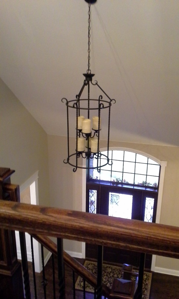 Example of a transitional entryway design in Chicago