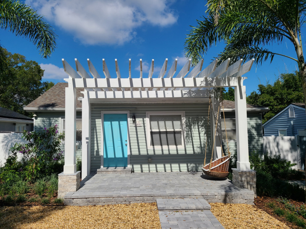 Immagine di un giardino xeriscape stile marino esposto a mezz'ombra di medie dimensioni e davanti casa in estate con un ingresso o sentiero, pavimentazioni in cemento e recinzione in legno