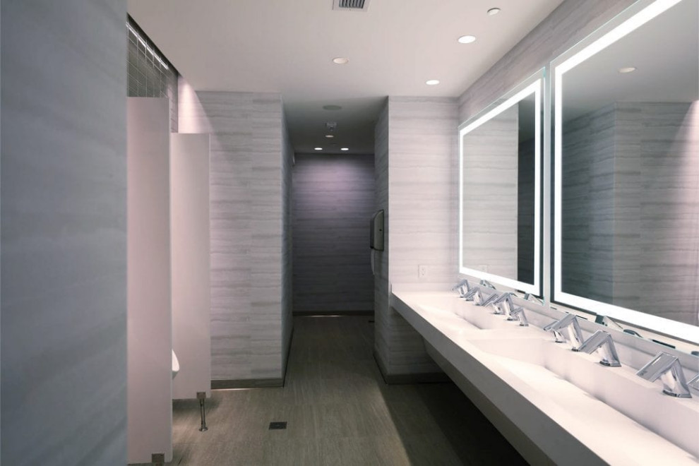 Exemple d'une grande salle de bain principale moderne avec des portes de placard blanches, un mur multicolore, une grande vasque, un plan de toilette en surface solide, un plan de toilette blanc, meuble simple vasque et meuble-lavabo suspendu.