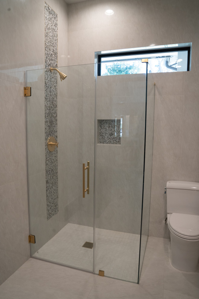Idéer för att renovera ett mellanstort funkis en-suite badrum, med en kantlös dusch och dusch med gångjärnsdörr