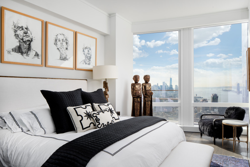 Mittelgroßes Modernes Hauptschlafzimmer mit weißer Wandfarbe, dunklem Holzboden und braunem Boden in New York
