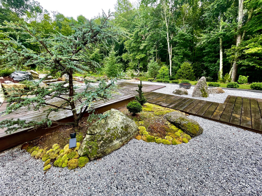 Idée de décoration pour un petit jardin latéral asiatique avec une exposition partiellement ombragée et du gravier.