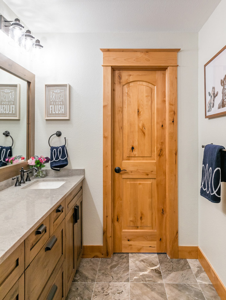 Ejemplo de cuarto de baño principal y único actual de tamaño medio con armarios estilo shaker, puertas de armario grises y bañera encastrada