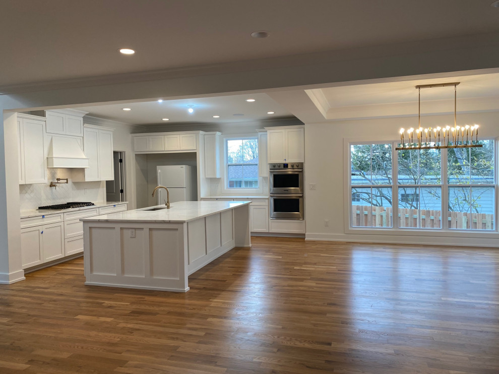 Transitional home design photo in Columbus