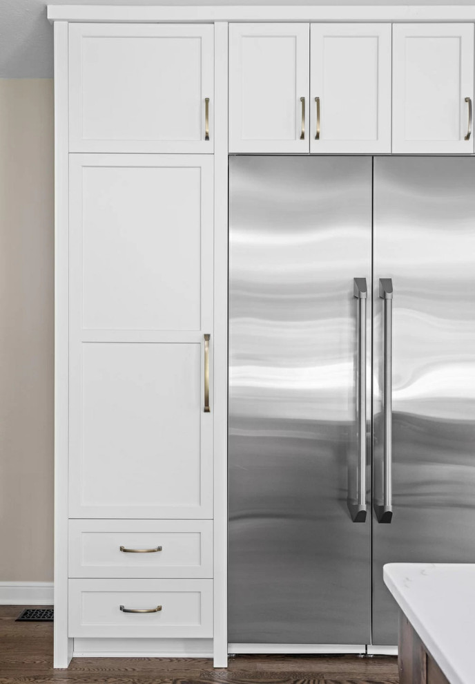 Example of a transitional home design design in Seattle