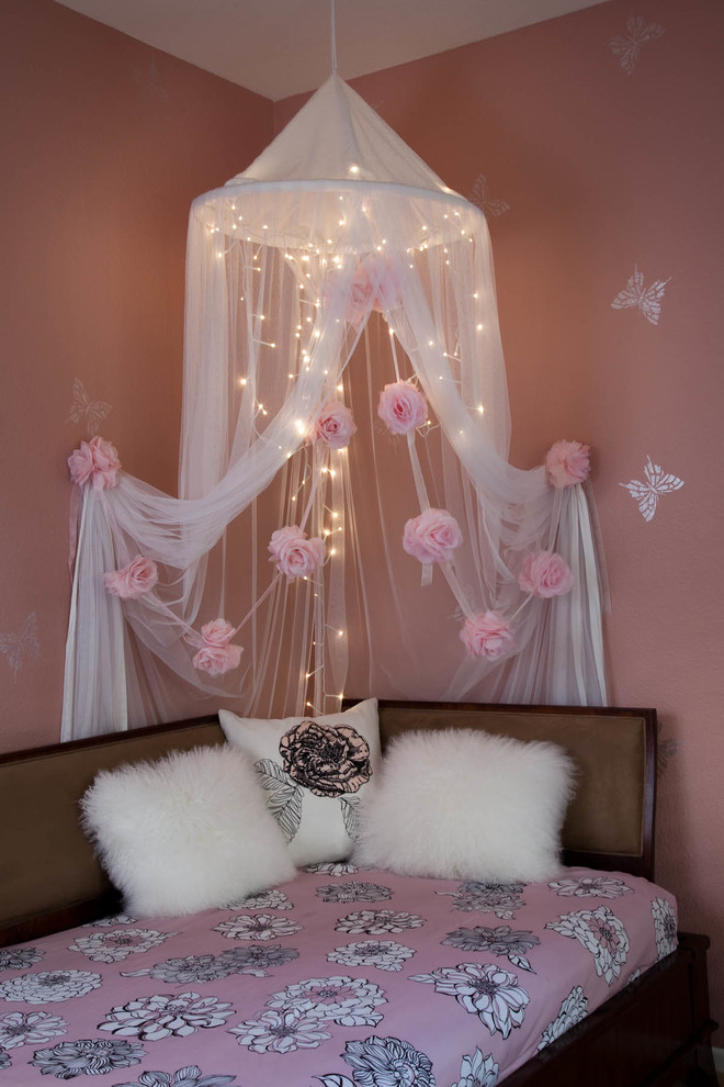 Inspiration for a small transitional kids' bedroom for kids 4-10 years old and girls in San Diego with pink walls.