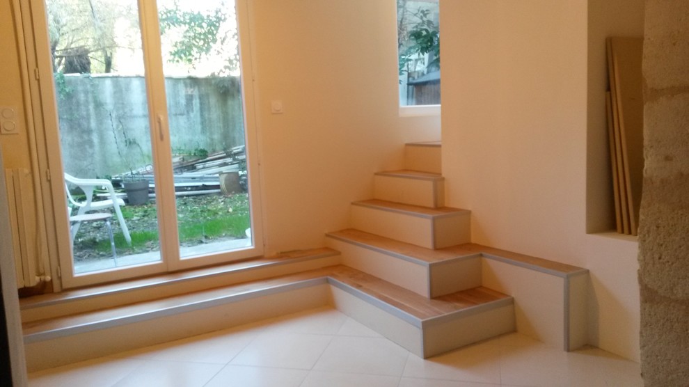 Escalier semi-suspendu avec ouverture coulissante