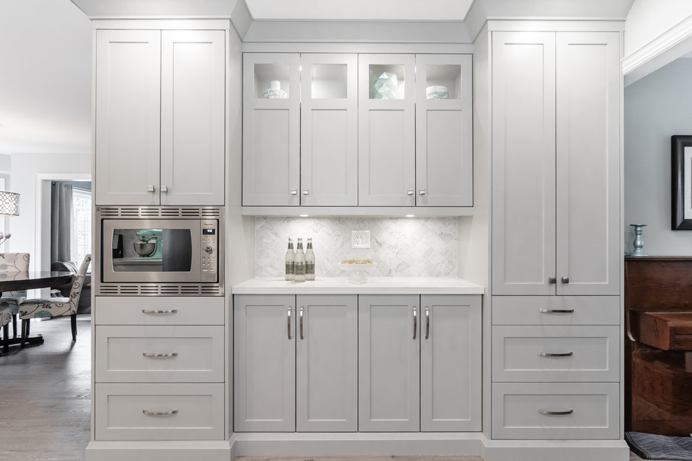 Kitchen - transitional kitchen idea in Toronto