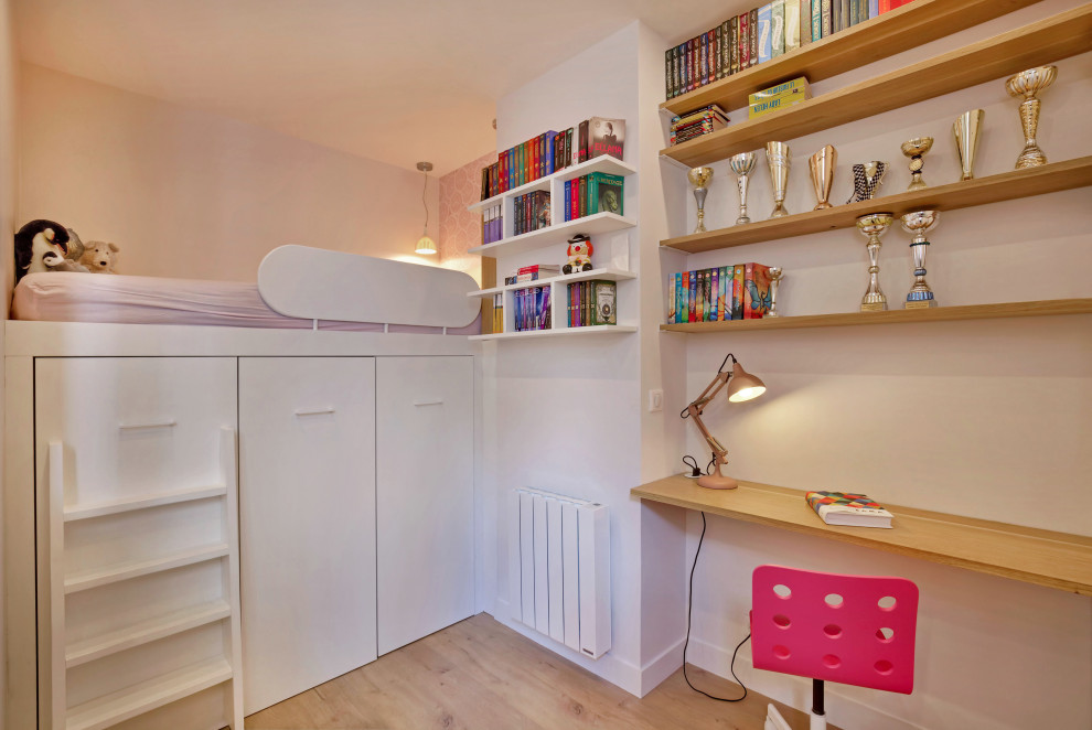 Kleines Industrial Kinderzimmer mit Arbeitsecke, rosa Wandfarbe und Tapetenwänden in Paris