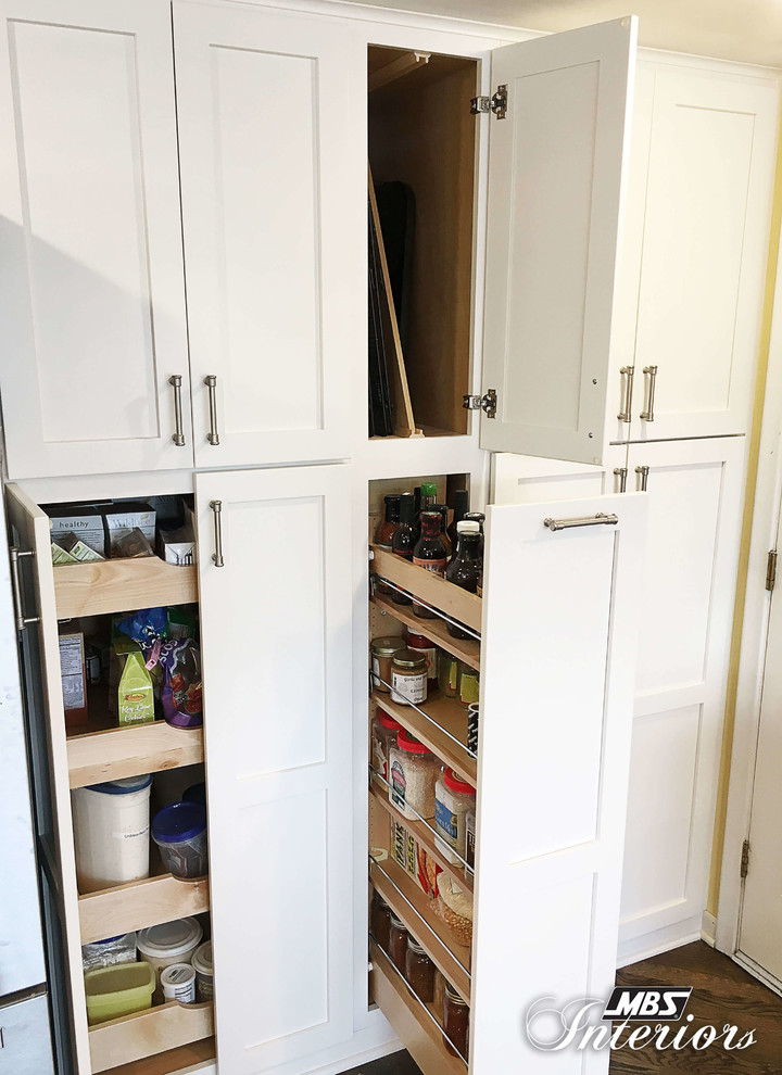 Example of a huge transitional u-shaped medium tone wood floor and brown floor eat-in kitchen design with an undermount sink, shaker cabinets, white cabinets, granite countertops, white backsplash, subway tile backsplash, stainless steel appliances and an island