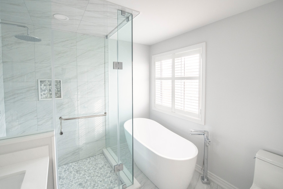 Example of a transitional bathroom design in Toronto