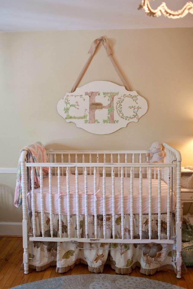 Exemple d'une chambre de bébé romantique.