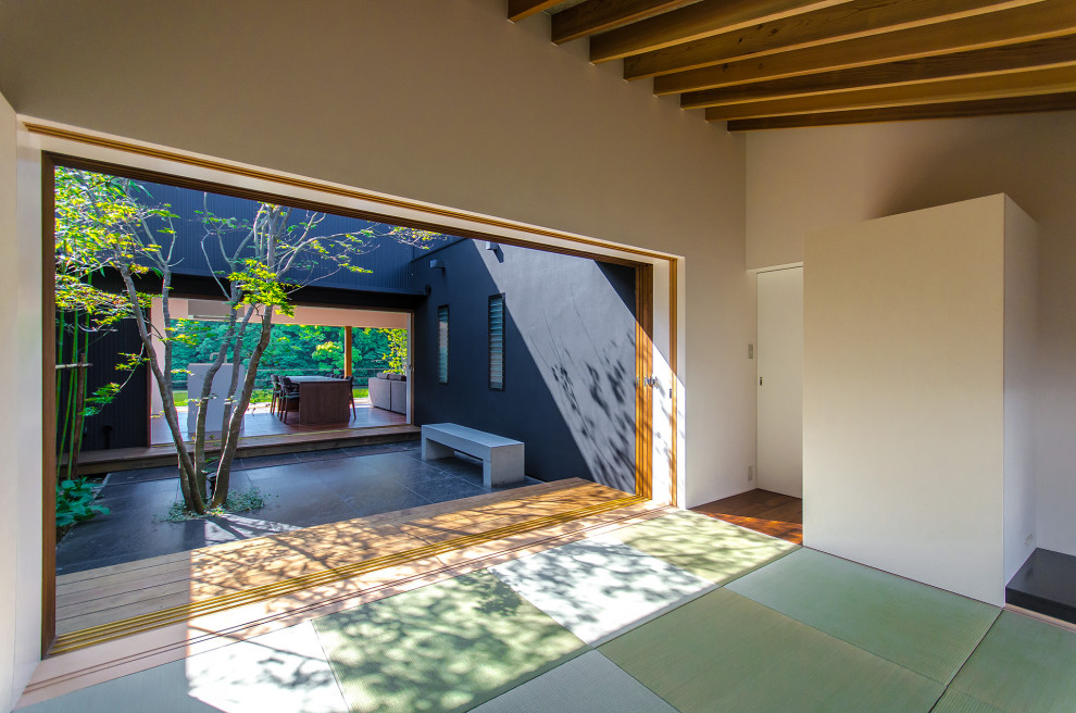 Idee per una camera degli ospiti di medie dimensioni con pavimento in tatami e travi a vista