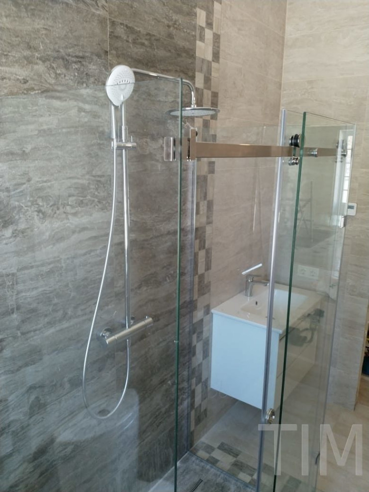 П образная душевая кабина из стекла