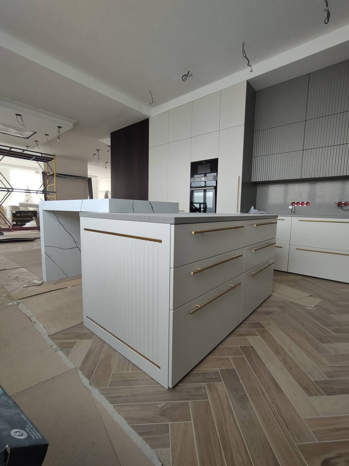 Большой кухонный гарнитур с островом