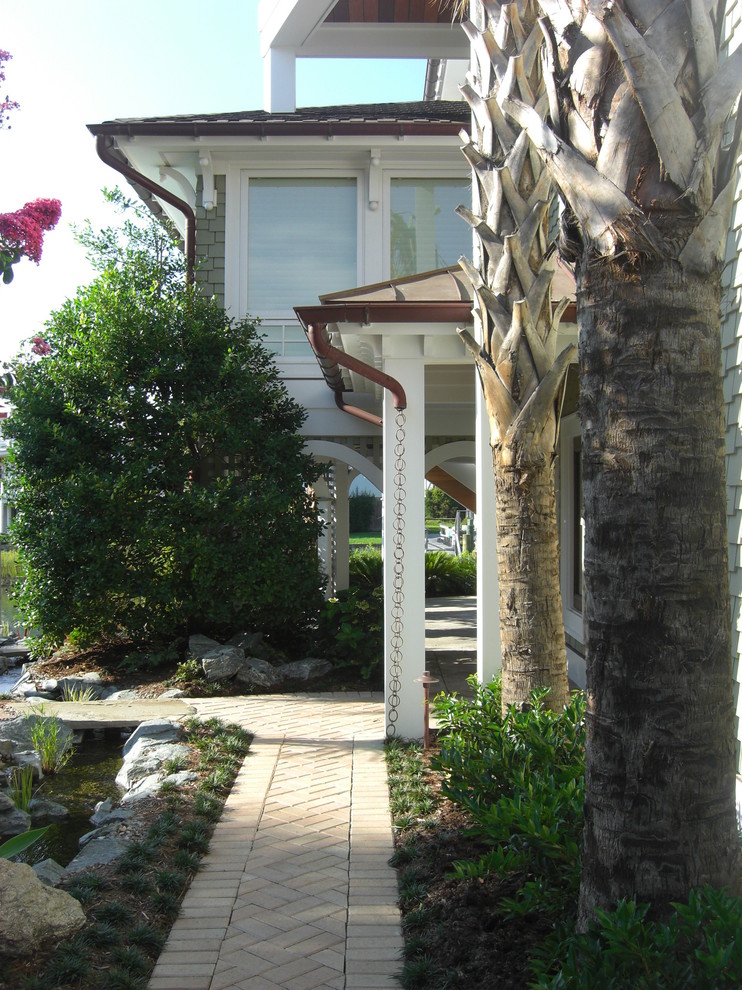 Immagine della facciata di una casa stile marinaro di medie dimensioni