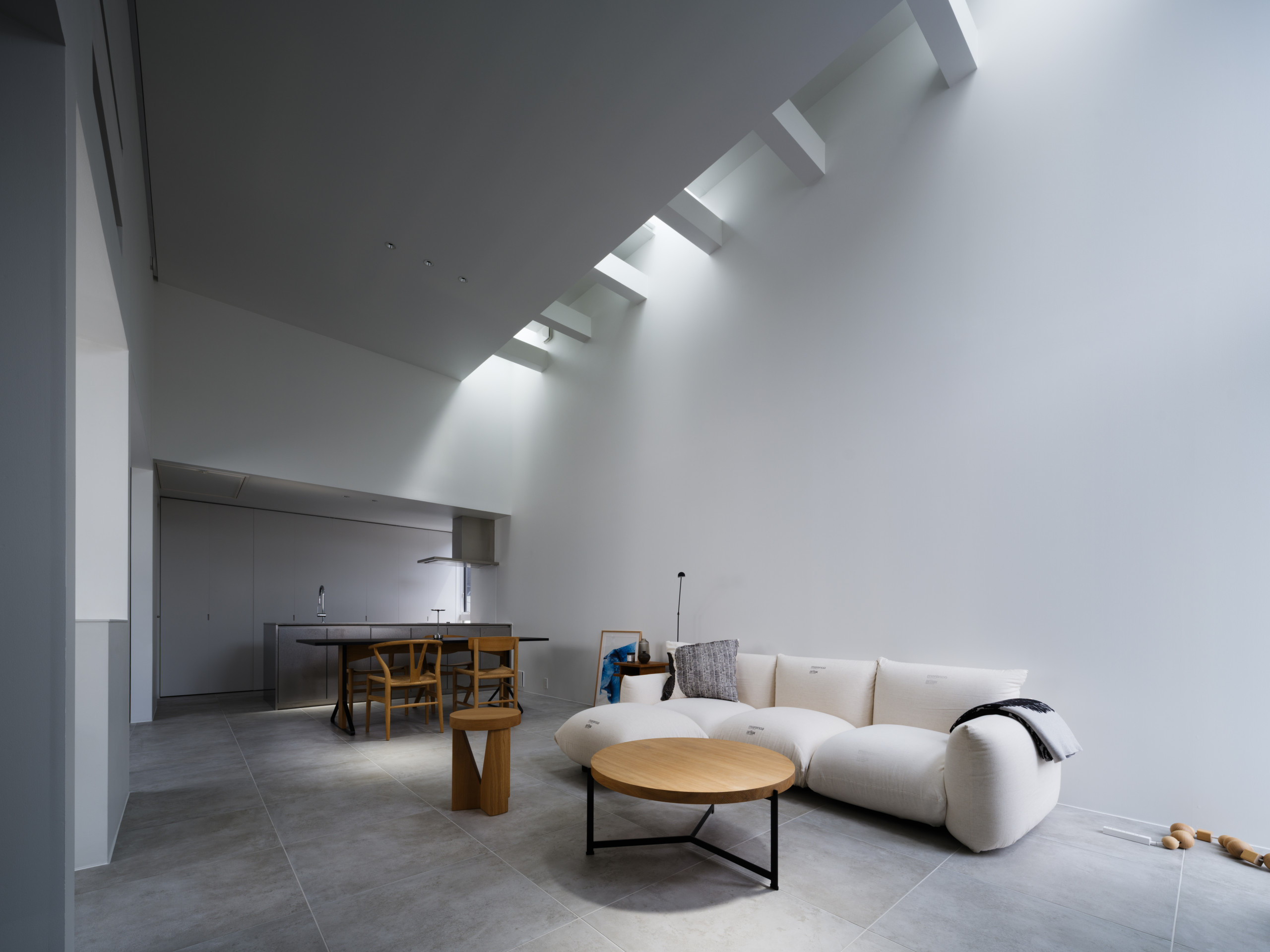 Minimalist living room photo in Tokyo