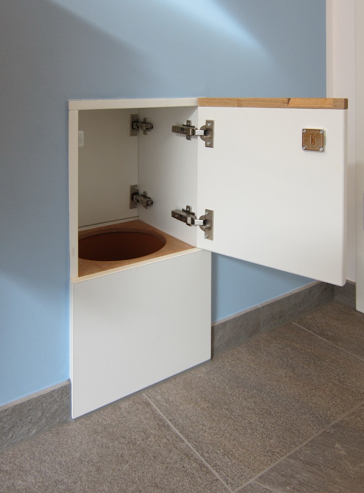 Mittelgroßes Modernes Kinderbad mit flächenbündigen Schrankfronten, Einbaubadewanne, bodengleicher Dusche, Wandtoilette, grauen Fliesen, Keramikfliesen, weißer Wandfarbe, Keramikboden, braunem Boden, offener Dusche, weißen Schränken und Wandwaschbecken in Bonn