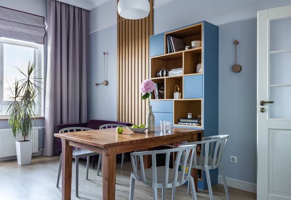 Свежая идея для дизайна: кухня-столовая среднего размера в стиле неоклассика (современная классика) с серыми стенами, полом из ламината и бежевым полом - отличное фото интерьера