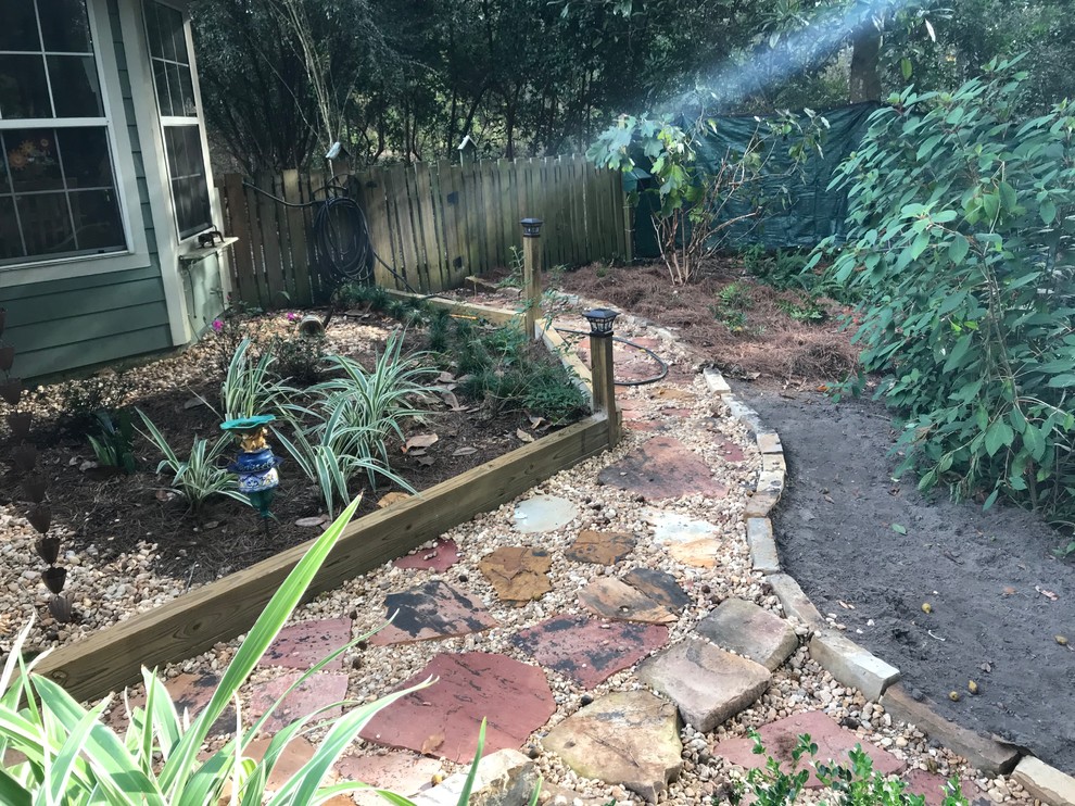 Inspiration for a rustic landscaping in Jacksonville.