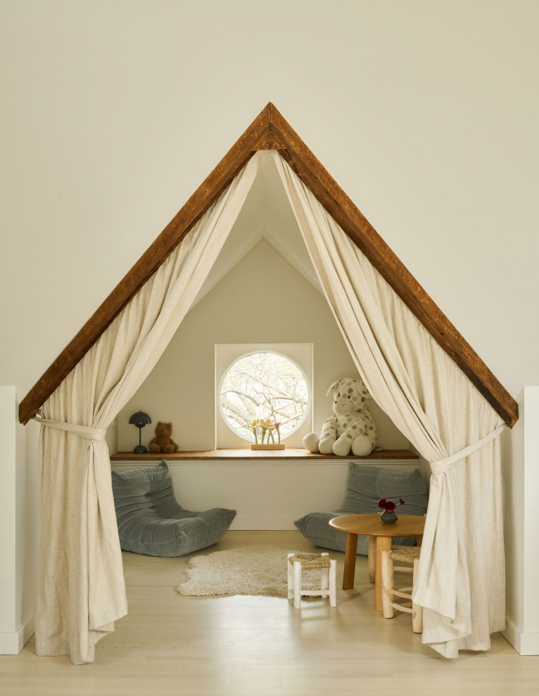Example of a transitional kids' room design in Chicago