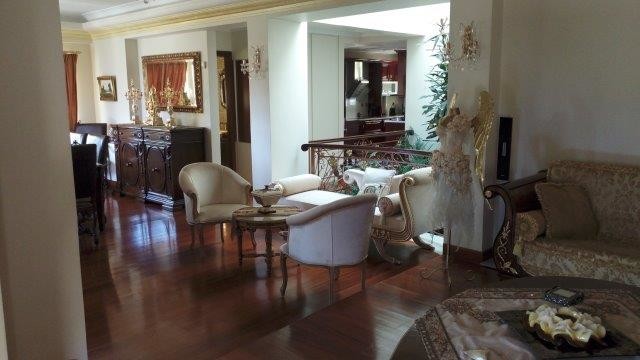 Открытое пространство гостиной и столовой.