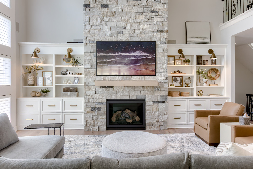Immagine di un soggiorno classico aperto con parquet chiaro, cornice del camino in pietra ricostruita, TV a parete, pavimento beige e soffitto a volta