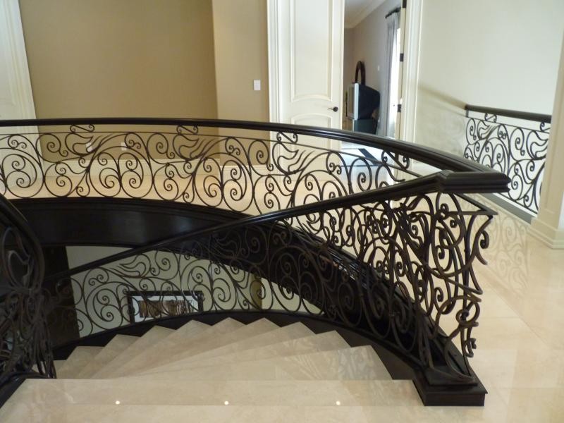 Design ideas for a mid-sized traditional curved staircase in London.