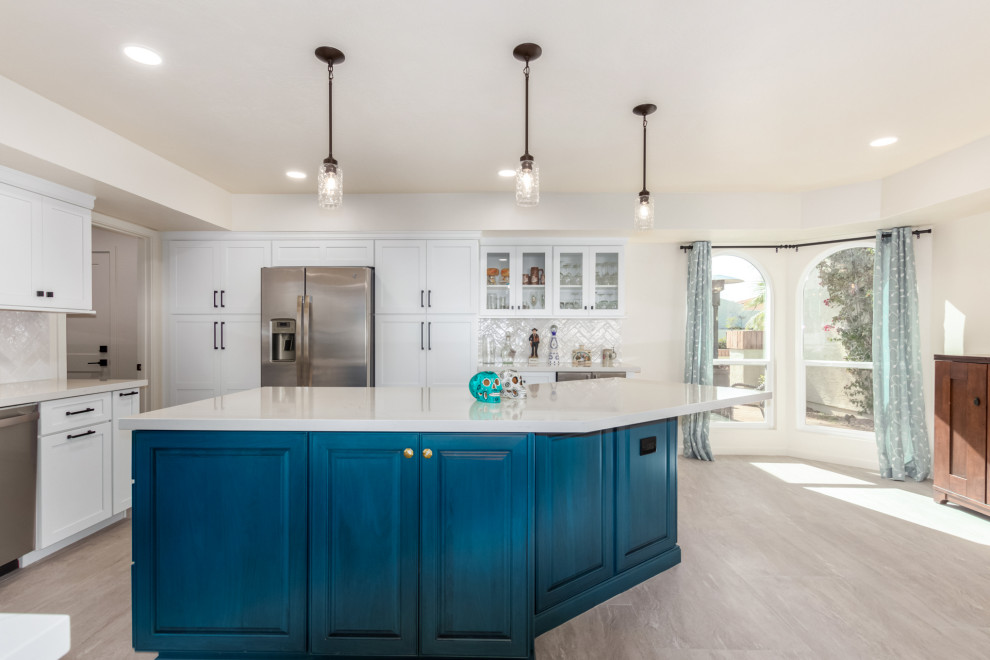 Klassische Küche mit Landhausspüle, Schrankfronten im Shaker-Stil, weißen Schränken, Rückwand aus Metrofliesen und grauem Boden in Phoenix