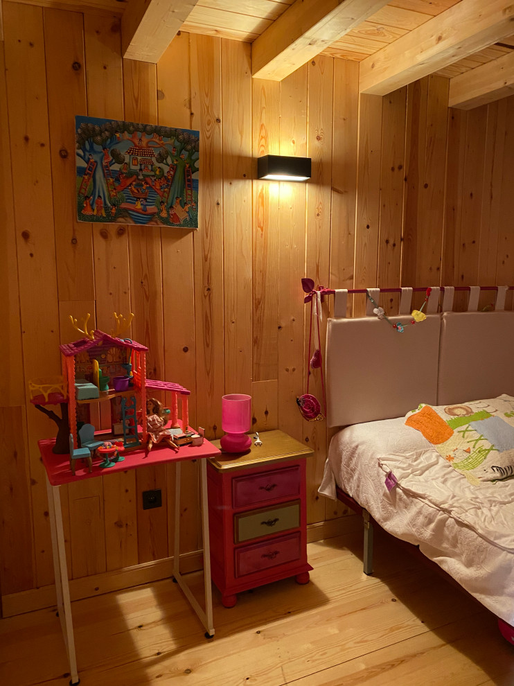 Свежая идея для дизайна: маленькая нейтральная детская в скандинавском стиле с спальным местом, светлым паркетным полом, деревянным потолком и деревянными стенами для на участке и в саду, ребенка от 4 до 10 лет - отличное фото интерьера
