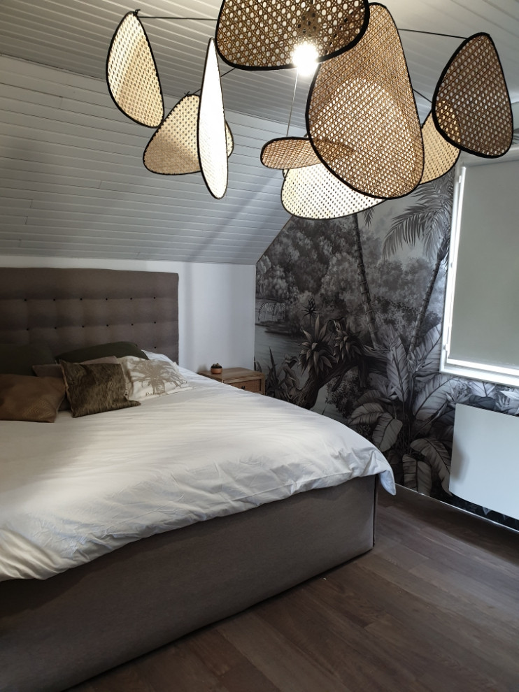 Ejemplo de dormitorio tipo loft y blanco y madera tropical de tamaño medio sin chimenea con paredes blancas, suelo de madera oscura, suelo marrón, machihembrado y papel pintado
