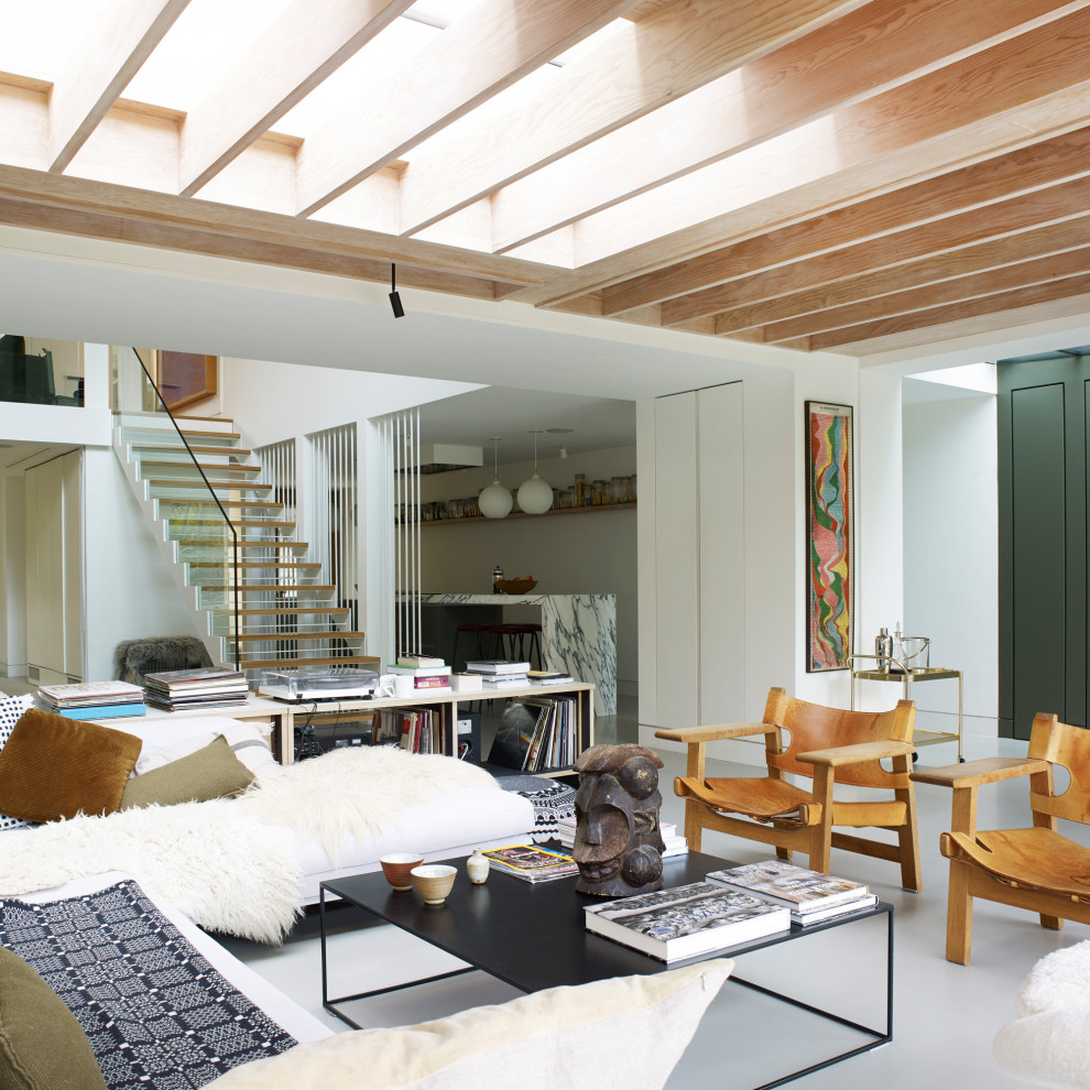 Свежая идея для дизайна: гостиная комната в современном стиле с белыми стенами, серым полом и балками на потолке - отличное фото интерьера