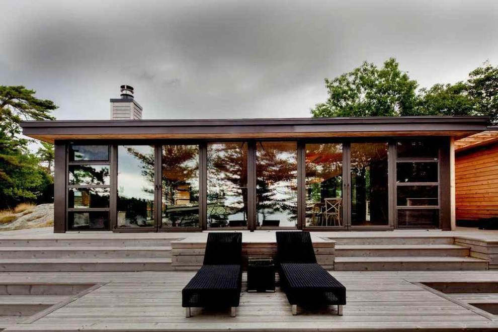 Photo of a midcentury deck in Toronto.