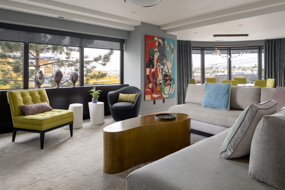 Foto di un soggiorno minimal di medie dimensioni con pareti grigie, parquet chiaro, nessun camino, TV a parete, pavimento beige e soffitto ribassato