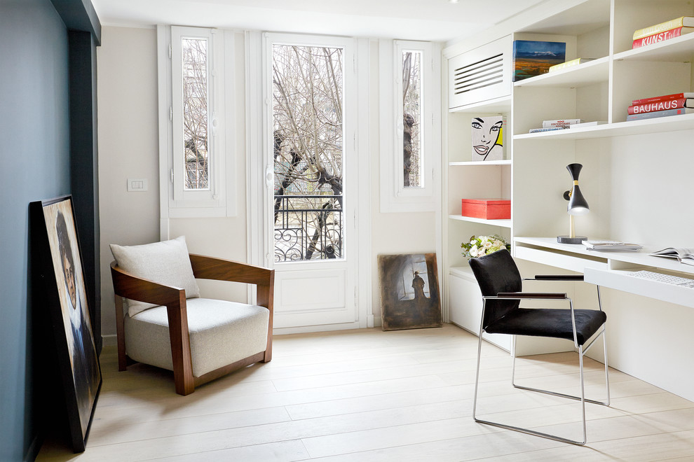 Inspiration for a contemporary home office in Paris.