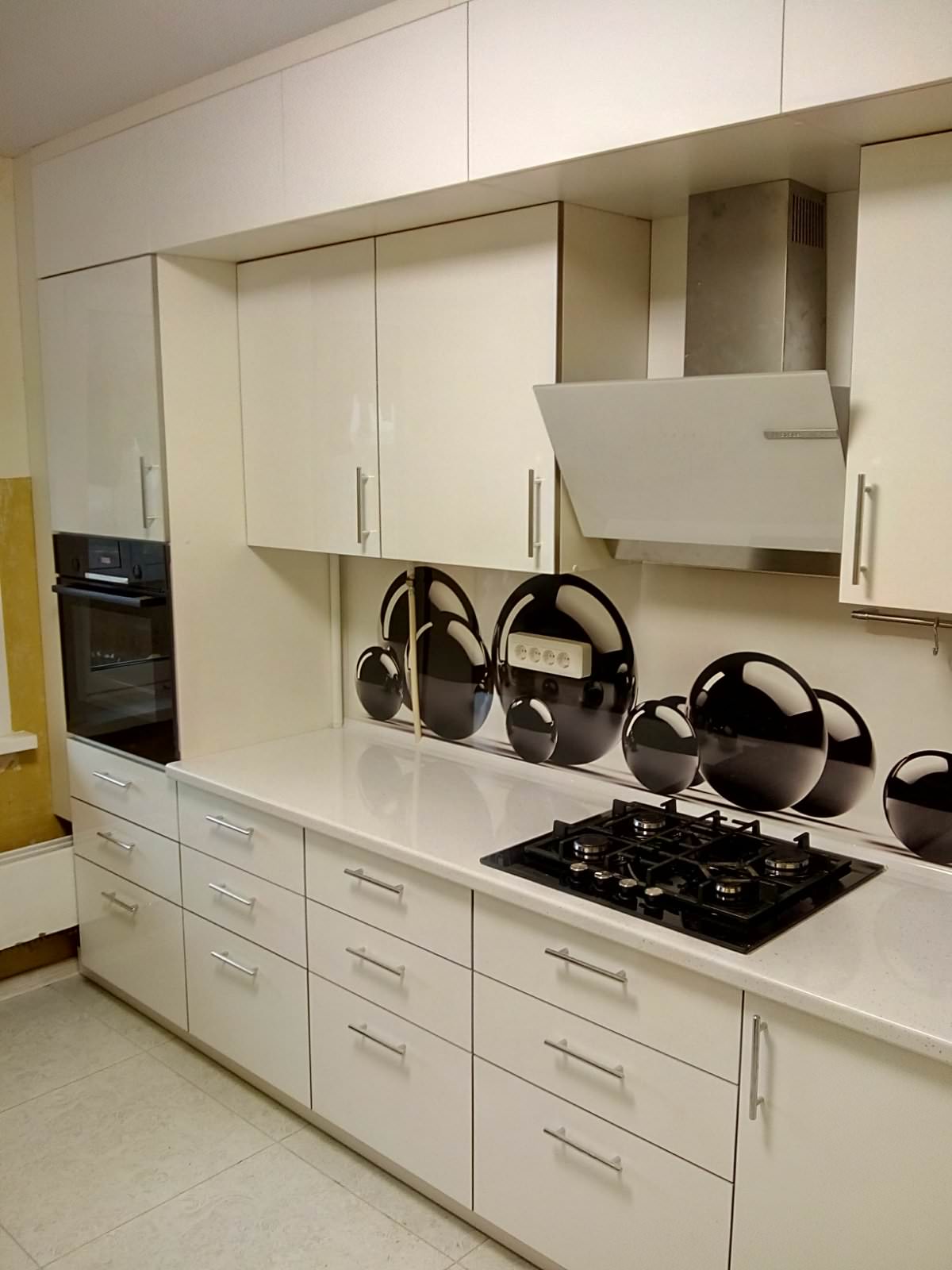 Белая линейная кухня