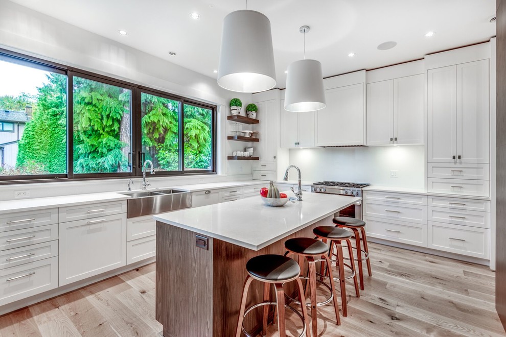 Kitchen - transitional kitchen idea in Vancouver