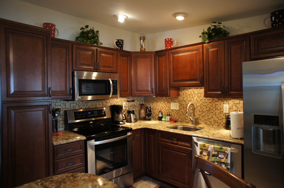 Photo of a mid-sized traditional kitchen in Baltimore.