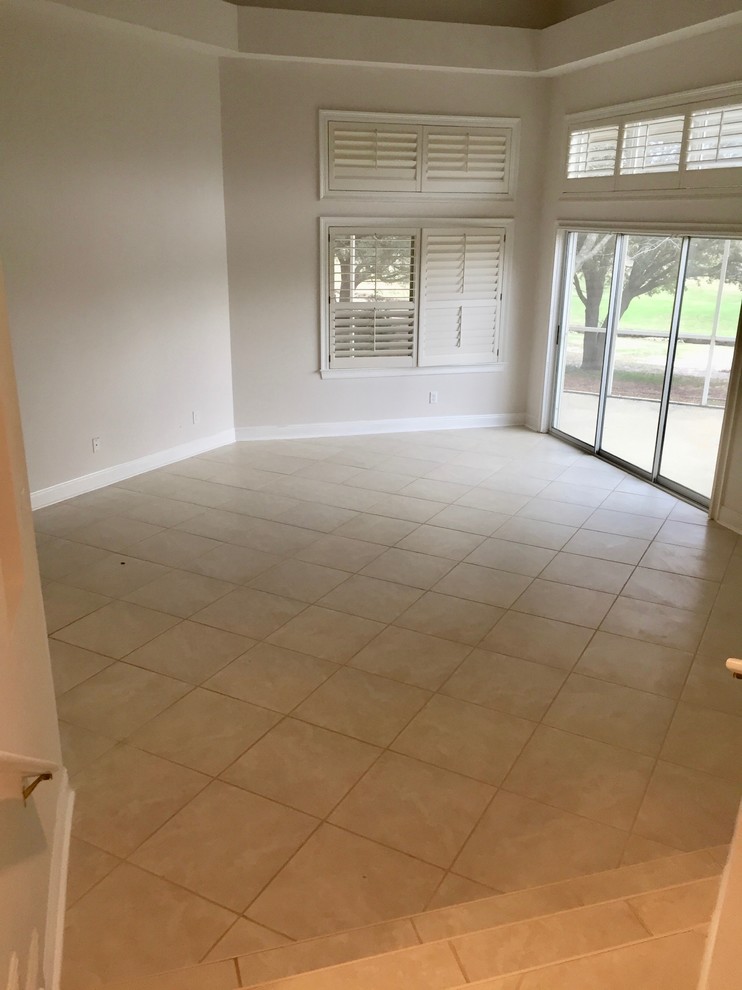 Example of a transitional home design design in Miami