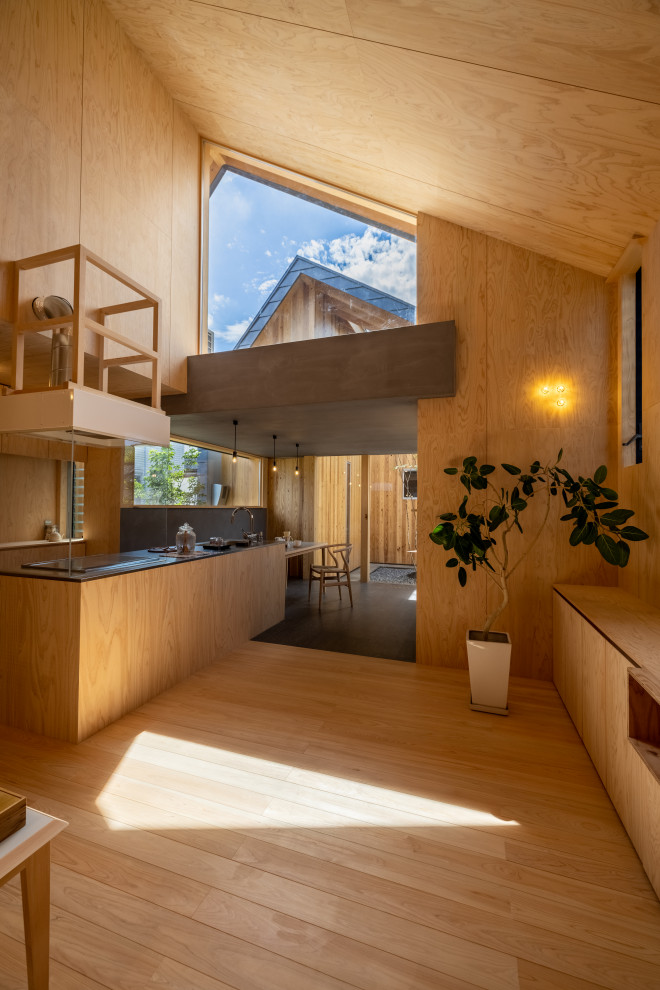 На фото: открытая гостиная комната среднего размера в стиле модернизм с бежевыми стенами, светлым паркетным полом, отдельно стоящим телевизором, бежевым полом, деревянным потолком, деревянными стенами и акцентной стеной без камина с