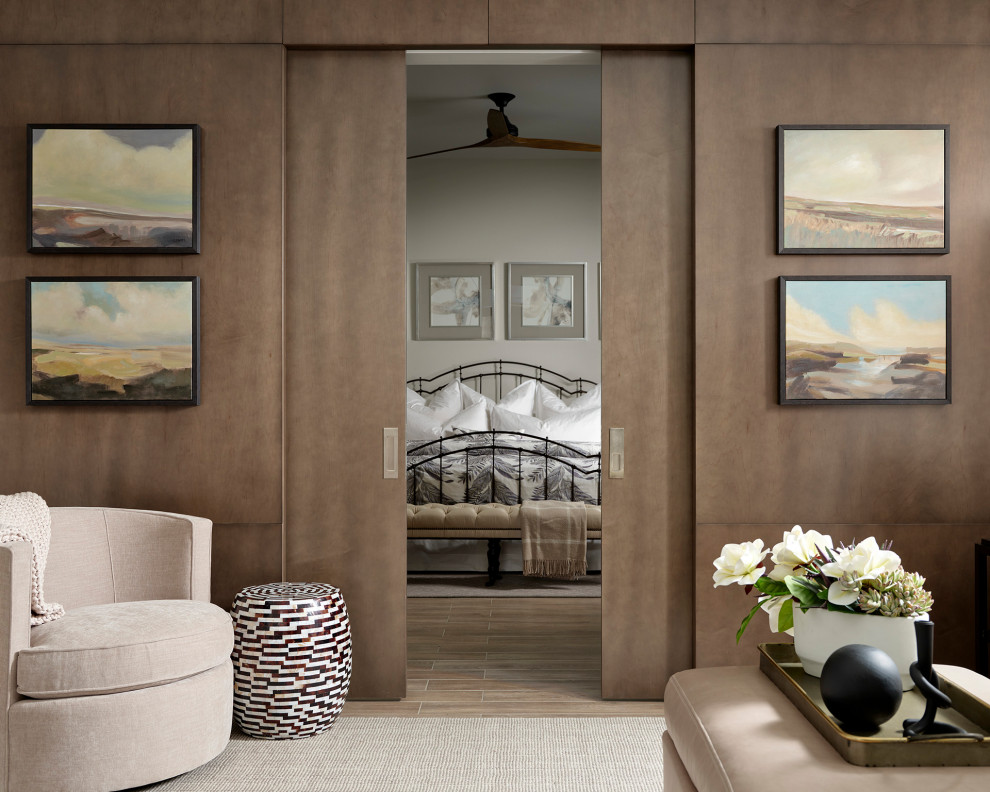 Diseño de habitación de invitados mediterránea con suelo de madera clara y suelo marrón