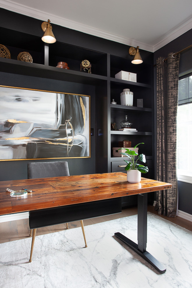 Idée de décoration pour un bureau tradition de taille moyenne avec un mur noir, un sol en bois brun, un bureau indépendant et un sol marron.