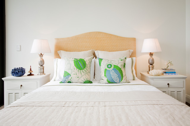 Traveller's Sanctuary: Mix & match with pattern & colour contemporaneo-camera-da-letto