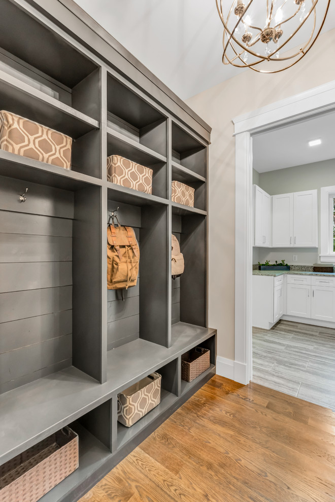 Transitional home design photo in St Louis