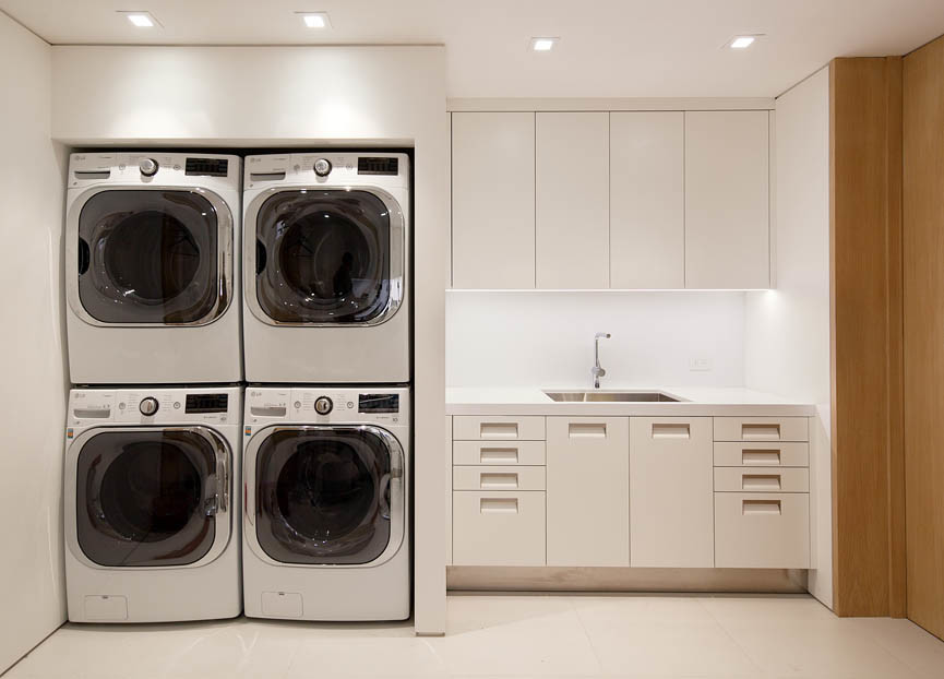 Inspiration for a modern laundry room in Los Angeles.
