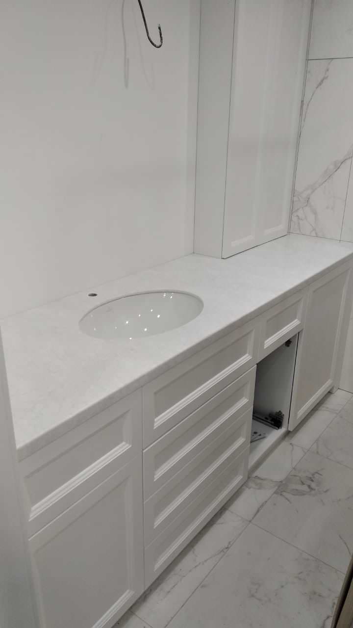 Столешница из искусственного камня белого цвета в ванную