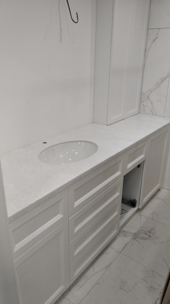 Столешница из искусственного камня белого цвета в ванную